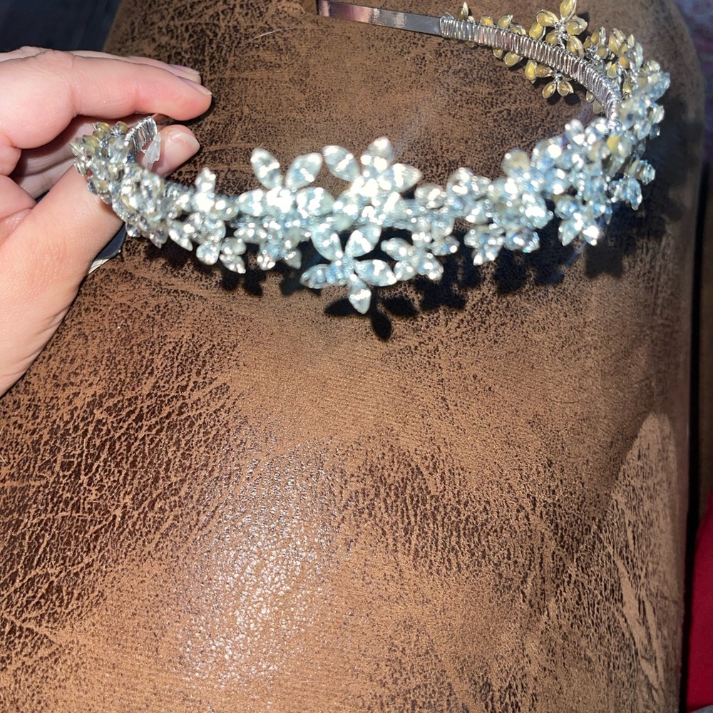 White by Vera Wang Silver Hair Accessory with Intricate Floral Design